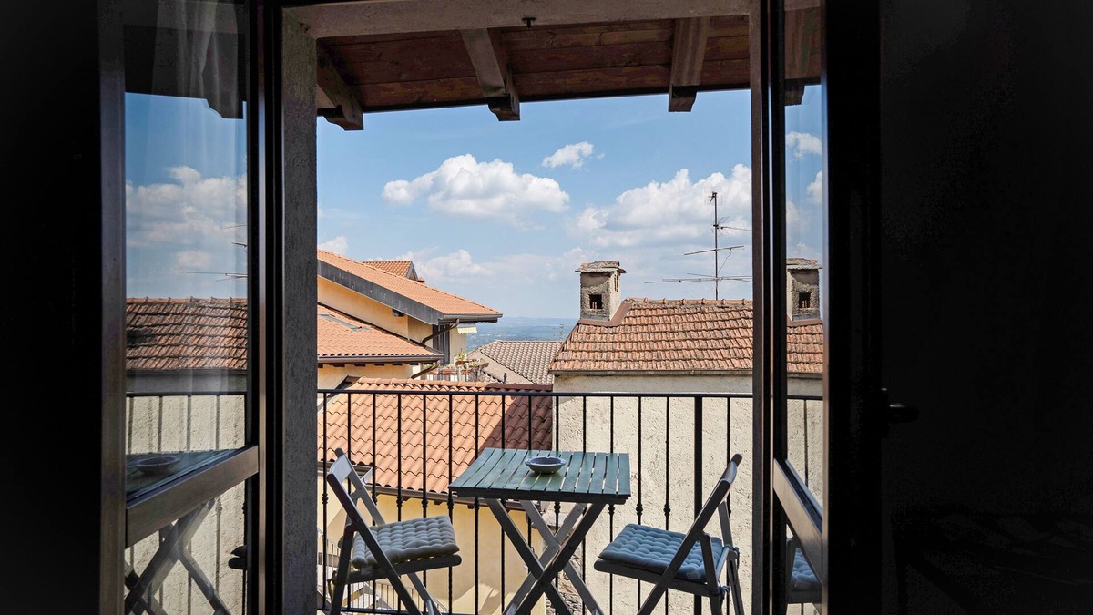 Massino Visconti Apartment | Apartment "La Casa di Annibale" suitable for large families or groups of friends