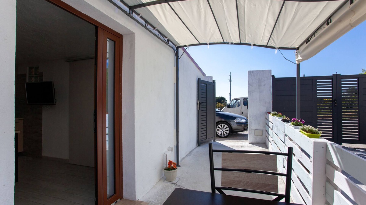 La Caletta Apartment | Apartment "La Caletta Vacanze" close to the Sea with Private Terrace & Wi-Fi