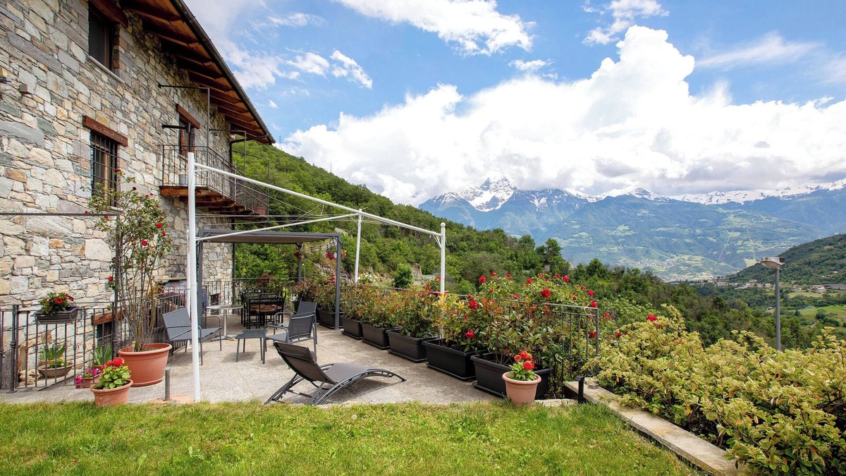 Roisan Apartment | Apartment 'La Casa Di Pasky' with Mountain View, Shared Garden and Wi-Fi