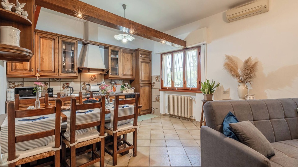 Altopascio Apartment | Apartment 'La Casina Di Loriana' with Private Garden, Wi-Fi and Air Conditioning