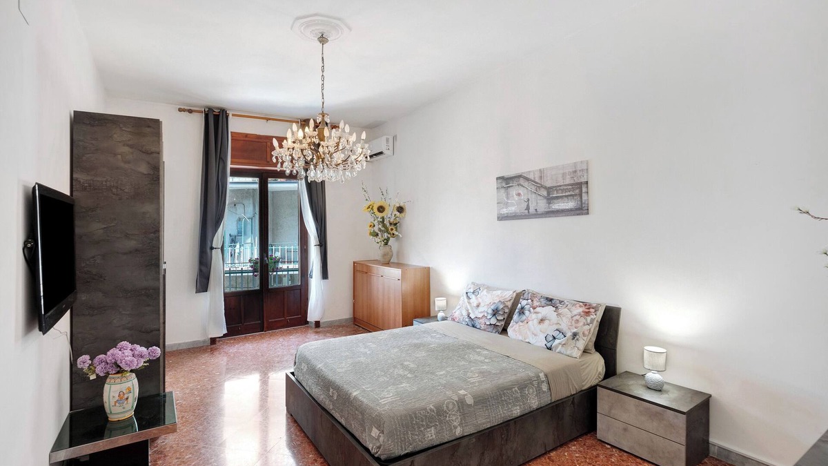 Salerno Apartment | Apartment 'La Divina - Salerno Stazione' with Balcony, Wi-Fi and Air Conditioning