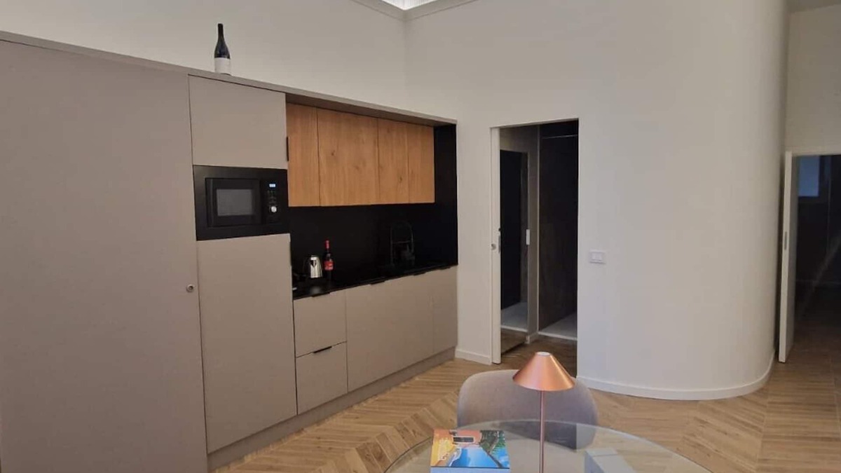 Borgo-Sanzio Apartment | Apartment 'La Finestra Down Town - Fronte' with Balcony, Wi-Fi and Air Conditioning