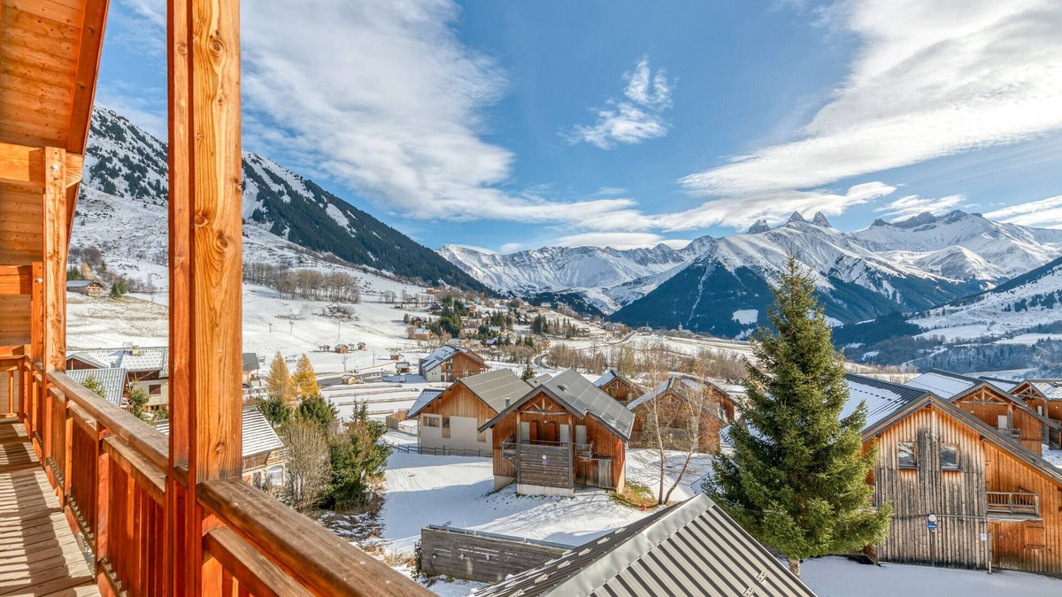Saint-Jean-d'Arves Apartment | Apartment 'La Grande Vadrouille' with Mountain View, Shared Terrace and Wi-Fi