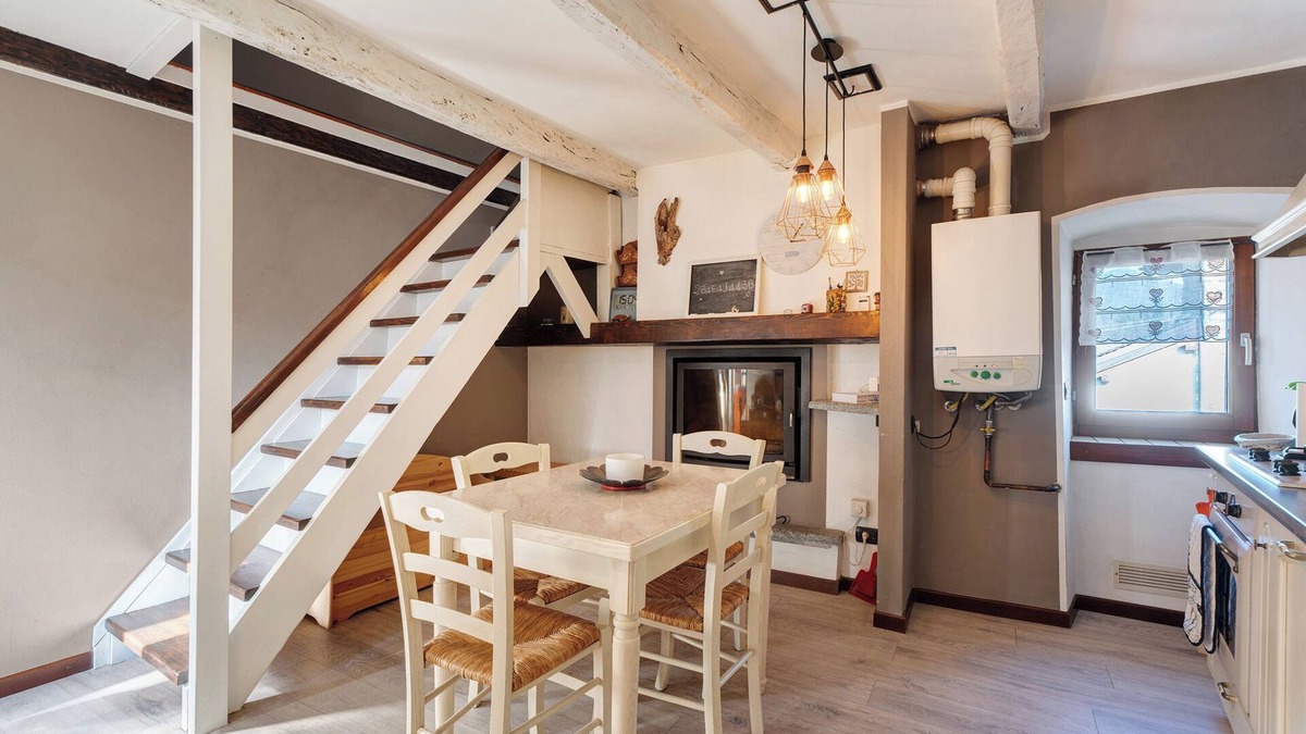 Comero Apartment | Apartment "La Ghianda" with Terrace & Wi-Fi