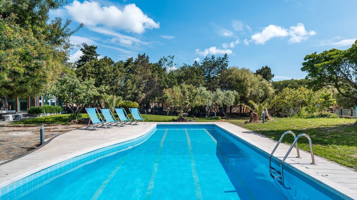 Sas Linnas Siccas Apartment | Apartment 'La Vela Rossa' with Shared Pool, Wi-Fi and Air Conditioning