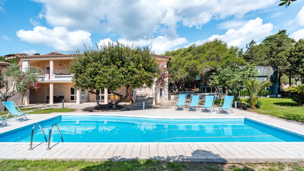 Sas Linnas Siccas Apartment | Apartment 'La Vela Gialla' with Sea View, Wi-Fi and Air Conditioning