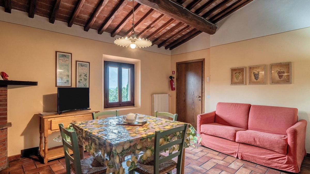 Fucecchio Apartment | Apartment 'La Legnaia' with Shared Pool, Wi-Fi and Air Conditioning