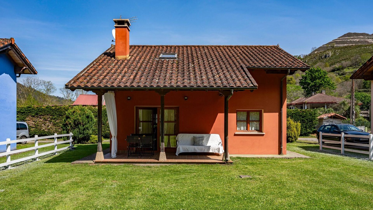 Cangas de Onis House | Apartment 'La Llosona' with Private Terrace, Private Garden and Wi-Fi