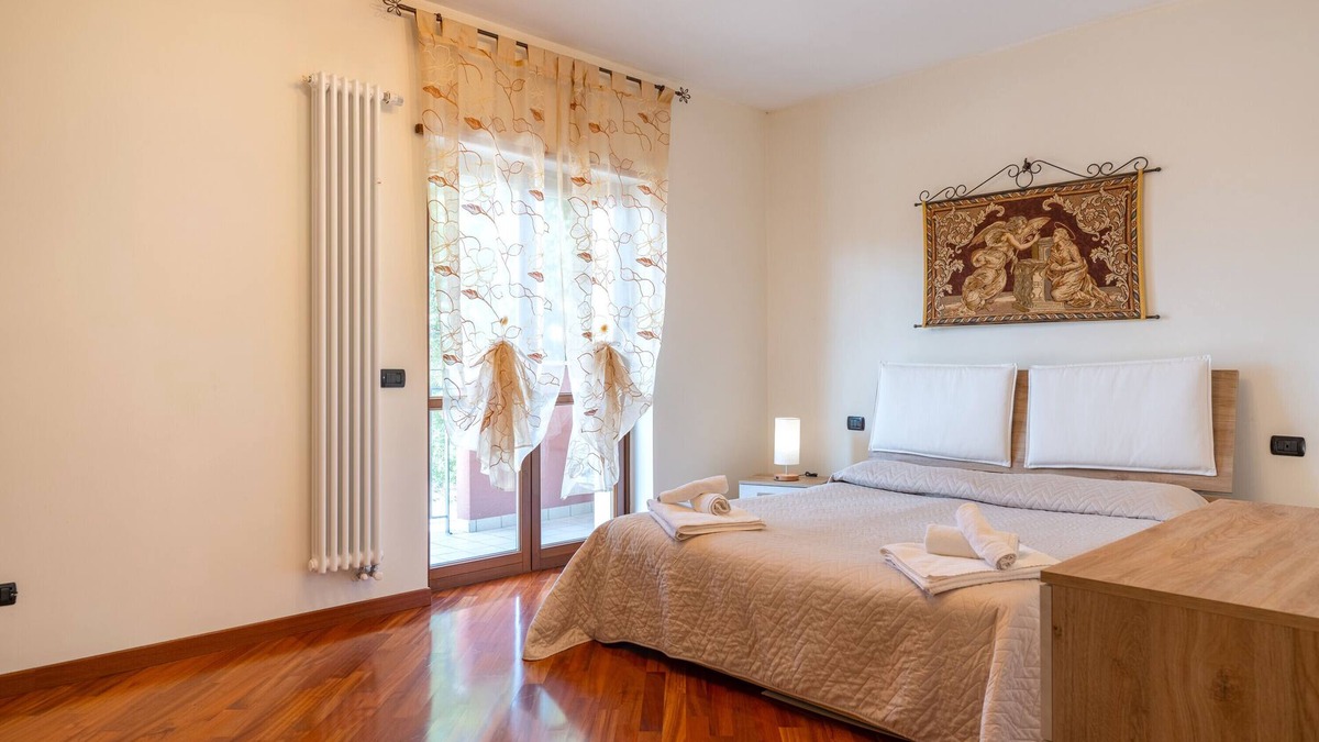 Locorotondo House | Apartment 'La Loggia Di Grazia' with Balcony, Wi-Fi and Air Conditioning
