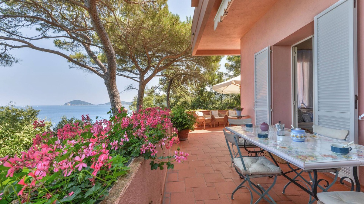Procchio Apartment | Apartment 'La Paolina' with Mountain View, Private Terrace and Wi-Fi