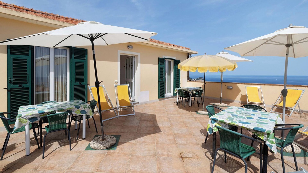 Finale Ligure Apartment | Apartment 'La Realidad 5' with Shared Pool, Wi-Fi and Air Conditioning