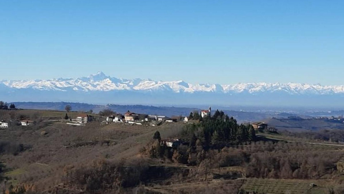 Benevello Apartment | Apartment 'La Seconda Terrazza Di Benevello' with Mountain View, Wi-Fi and Air Conditioning