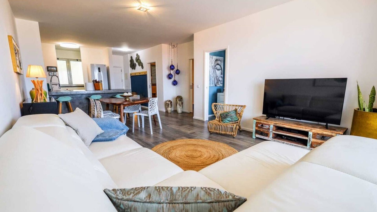 Vila Baleira Apartment | Apartment "La Voce del Mare" with Sea View, Private Terrace & Wi-Fi