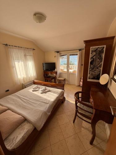 Dobrota Apartment | Apartment LANA on the seashore