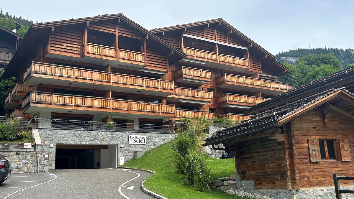 Le Grand-Bornand Apartment | Apartment 'Le Barat'ski' with Mountain View, Private Terrace and Wi-Fi