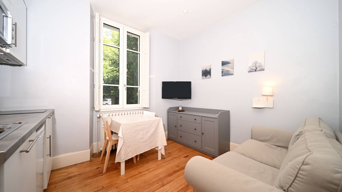 Bagneres-de-Luchon Apartment | Apartment 'Le Lac' with Mountain View, Shared Garden and Wi-Fi