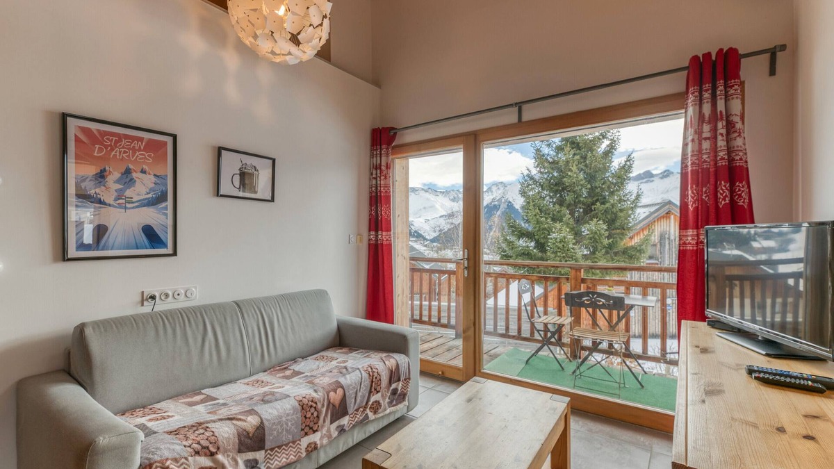 Saint-Jean-d'Arves Apartment | Apartment 'Le Dahut' with Mountain View, Shared Terrace and Wi-Fi