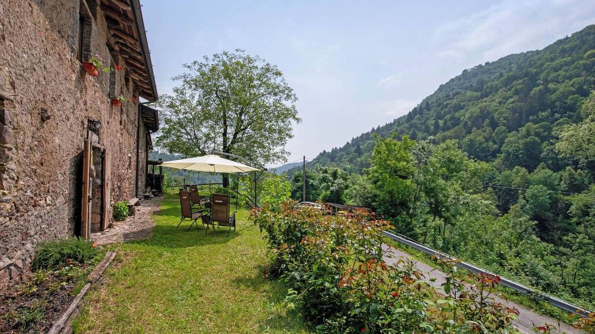 Pertica Alta Apartment | Apartment 'Le Fratte' with Mountain View, Private Garden and Wi-Fi