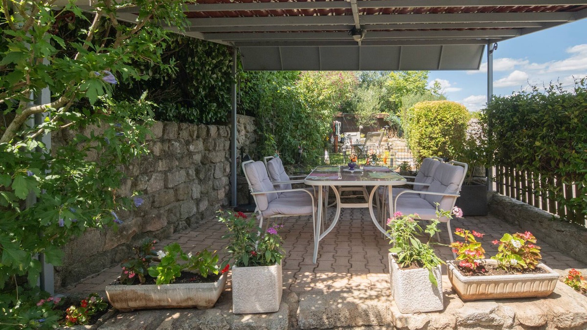 Payzac Apartment | Apartment 'Le Mas De La Blache' with Mountain View and Wi-Fi