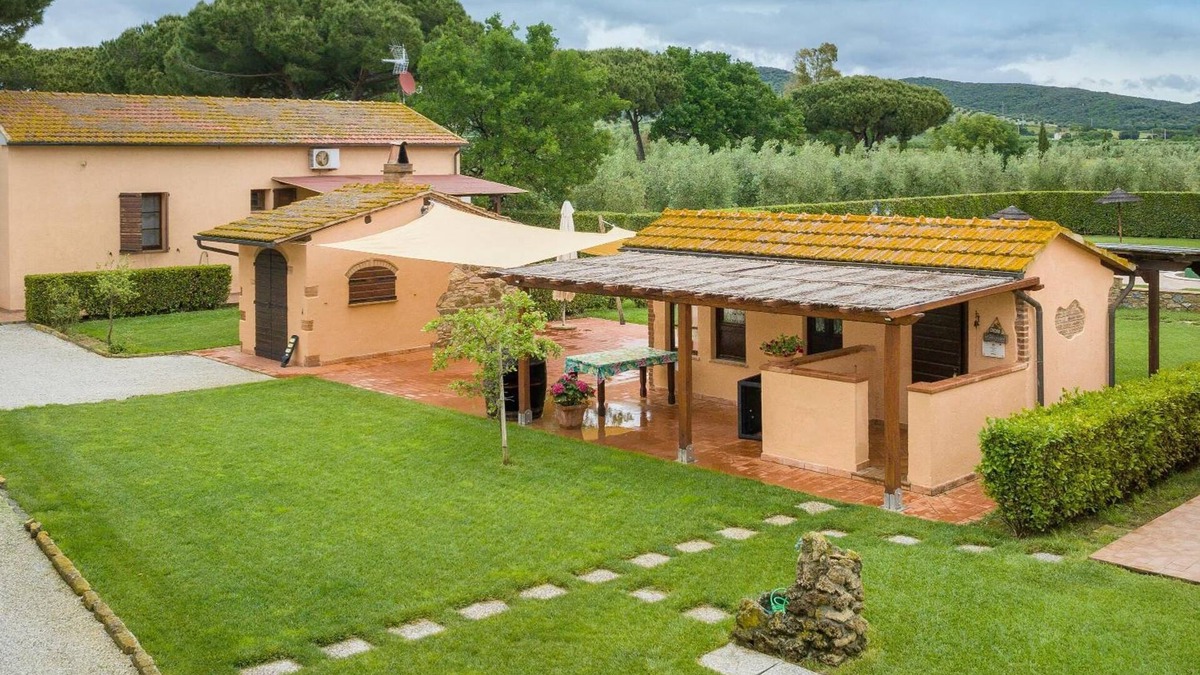 Piombino Apartment | Apartment 'Leccio' with Shared Pool, Wi-Fi and Air Conditioning