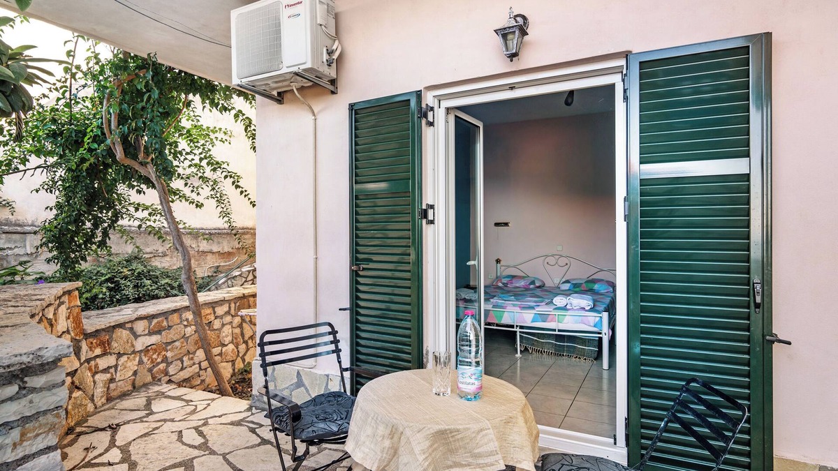 Frinion Apartment | Apartment "Lefkothea 3" with Sea View, Balcony & Wi-Fi