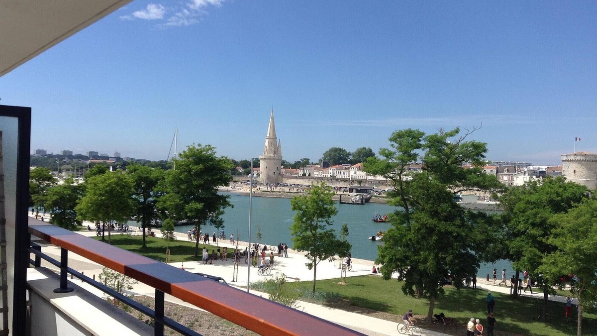 La Rochelle City Centre Apartment | Apartment 'Les 2 Tours La Rochelle' with Balcony and Wi-Fi