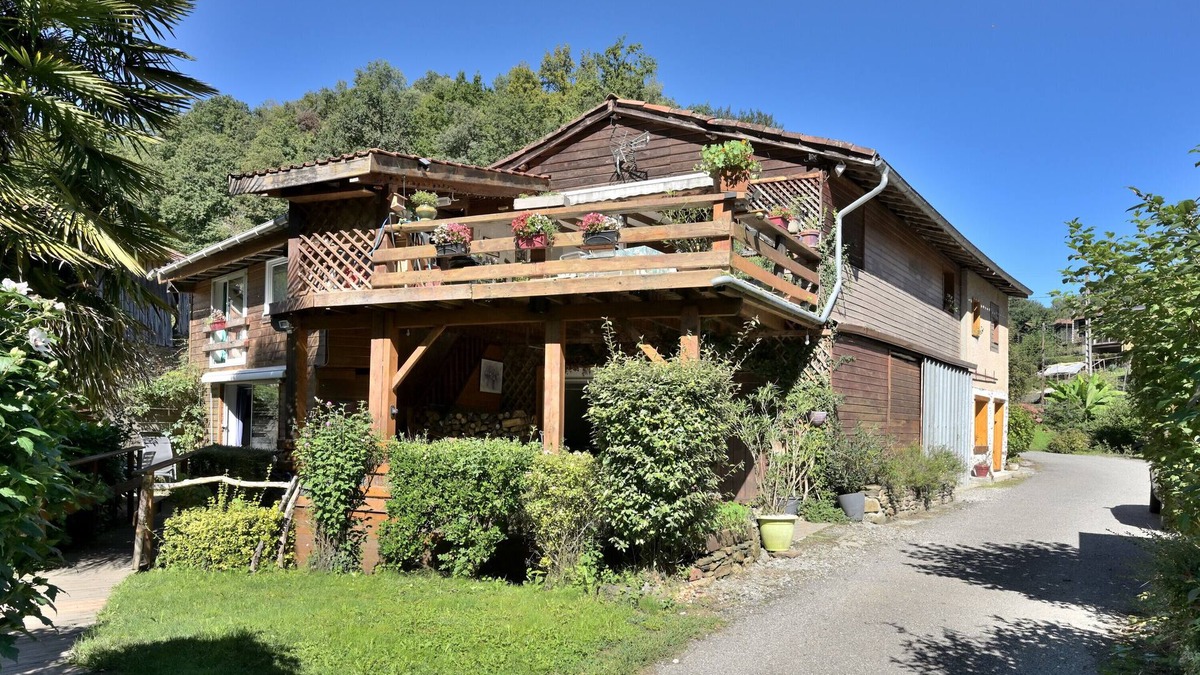 Chein-Dessus Apartment | Apartment 'Les Chambres Du Ruisseau' with Mountain View, Shared Terrace and Wi-Fi