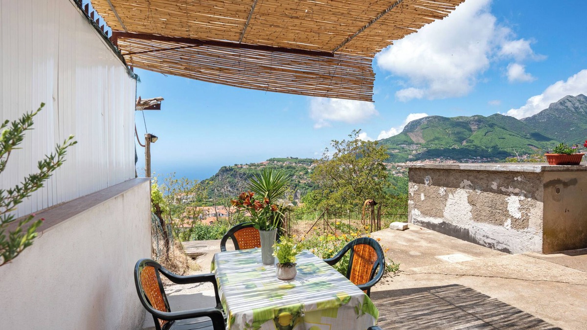 San Lazzaro Apartment | Apartment 'Licia' with Sea View, Shared Terrace and Wi-Fi