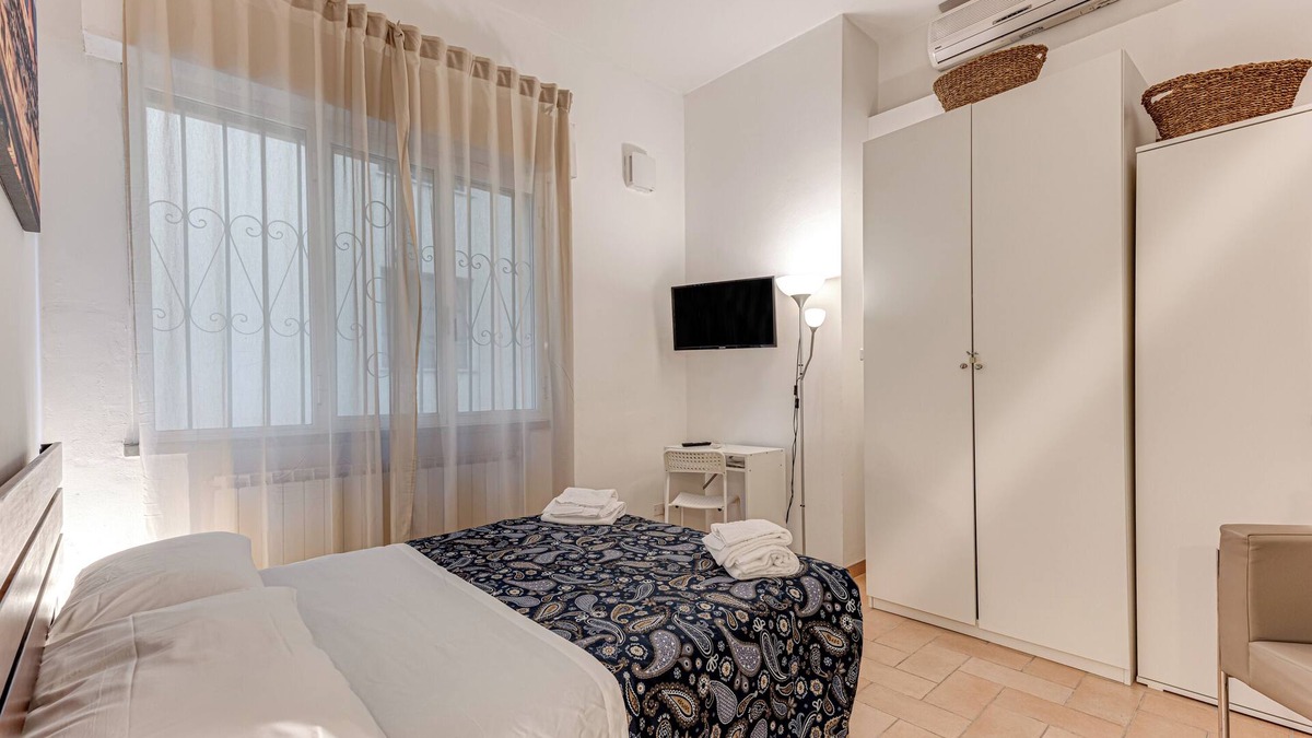 Santo Spirito Apartment | Apartment 'Little 2 Alle Porte Di San Frediano' with Wi-Fi and Air Conditioning