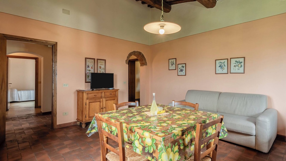 Fucecchio Apartment | Apartment 'Lo Stornello' with Shared Pool, Wi-Fi and Air Conditioning