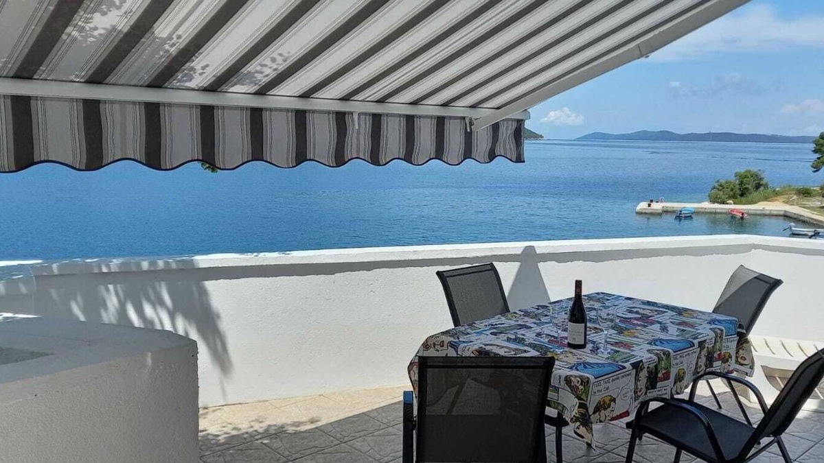 Savar House | Apartment located directly on the sea, with sea views and stunning views