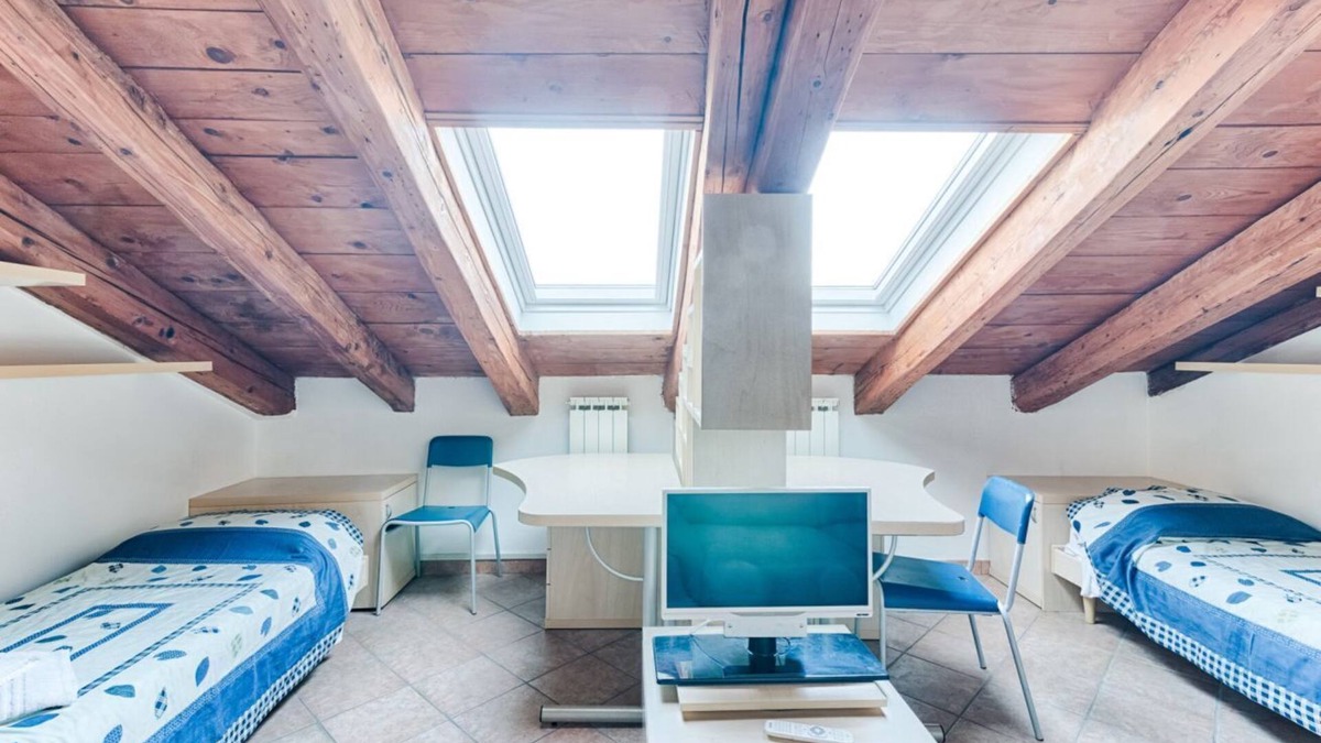Barriera Vecchia-San Giacomo Apartment | Apartment located on the fifth floor of a building with a lift (there are 10 internal steps at the entrance to the apartment).In 45 sqm it comfortably accommodates 3 people, with a bedroom with two single beds and a sofa bed.Convenientlyt location and eq