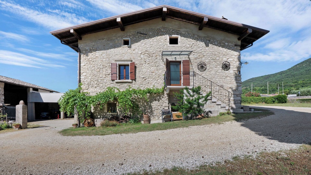 Caprino Veronese Apartment | Apartment 'Loppia' with Mountain View, Wi-Fi and Air Conditioning