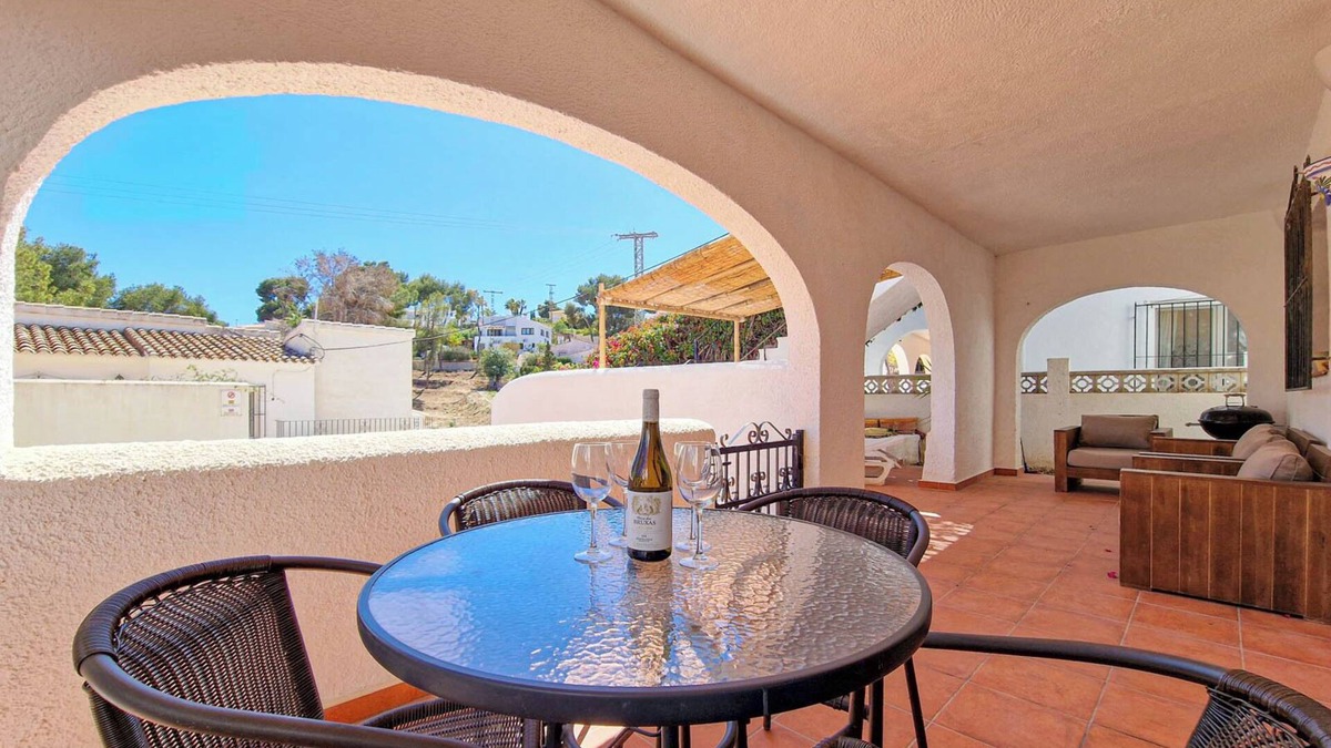Arnella Apartment | Apartment 'Los Sueños' with Shared Pool, Private Terrace and Wi-Fi