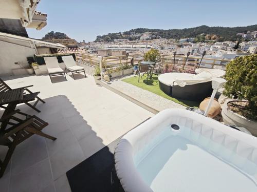 Tossa de Mar Apartment | Apartment Luna Tossa De Mar with Jacuzzi, 5mins walking to the beach, sea and castle view big terrace