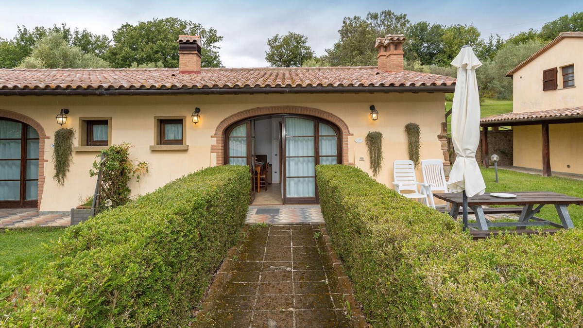 Santa Luce Apartment | Apartment 'Magnolia' with Shared Pool, Wi-Fi and Air Conditioning