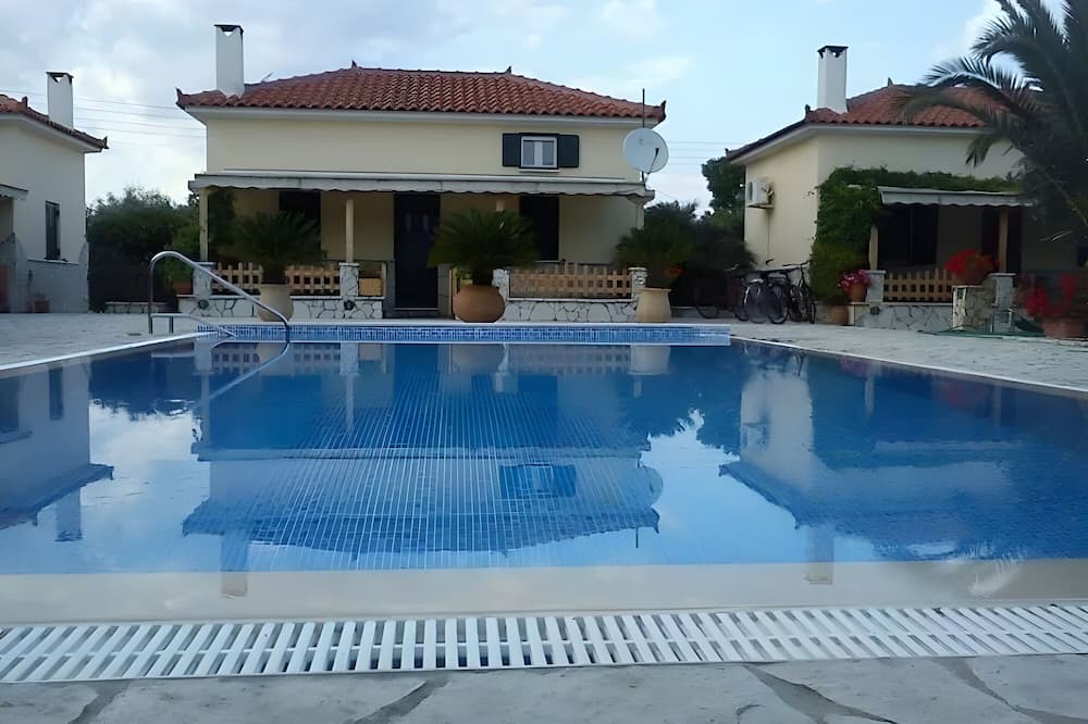 Paralio Astros Apartment | Apartment 'Maisonette with Private Patio 1' with Mountain View, Wi-Fi and Air Conditioning