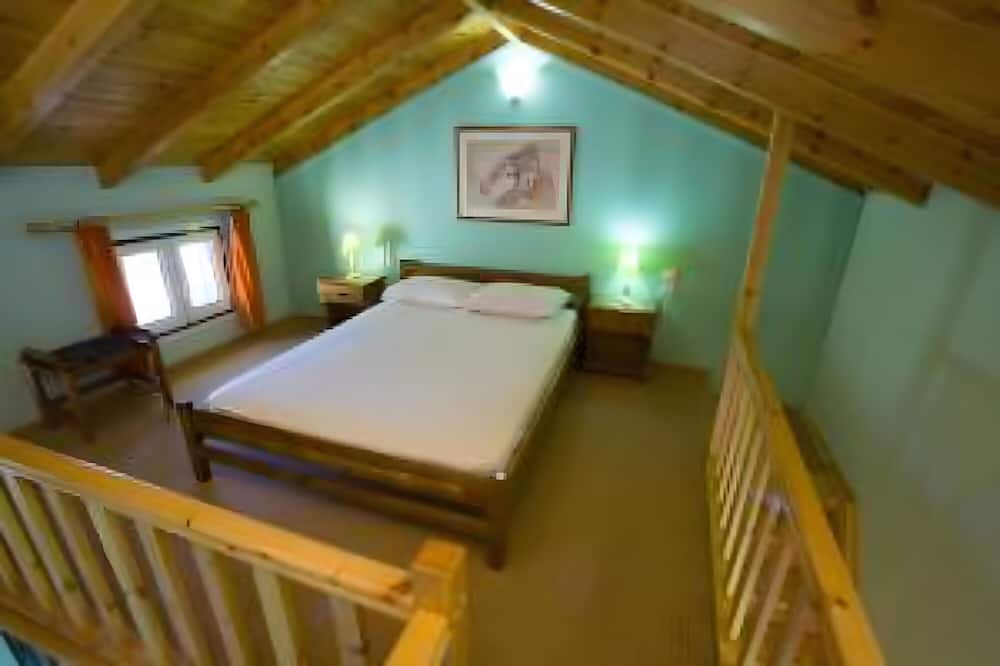 Paralio Astros Apartment | Apartment 'Maisonette with Private Patio 2' with Mountain View, Wi-Fi and Air Conditioning