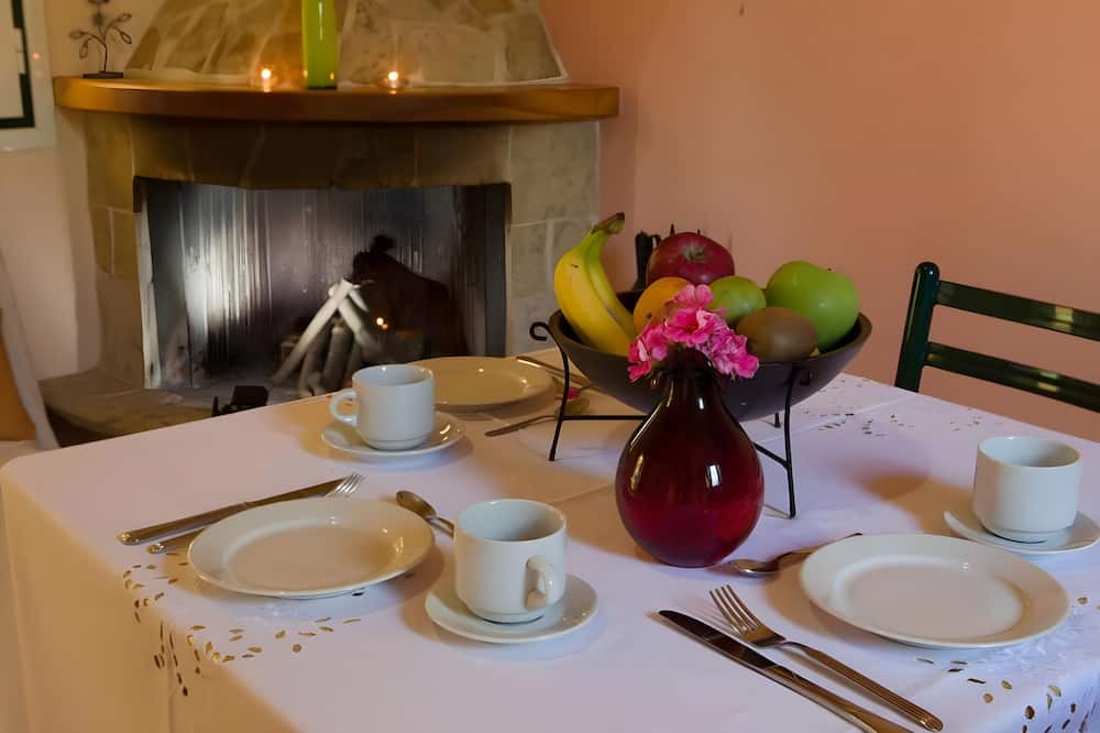 Paralio Astros Apartment | Apartment 'Maisonette with Private Patio 4' with Mountain View, Wi-Fi and Air Conditioning