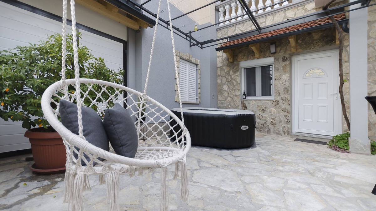 Skradin Apartment | Apartment Maja with Jacuzzi (94371-A1) - Rupe