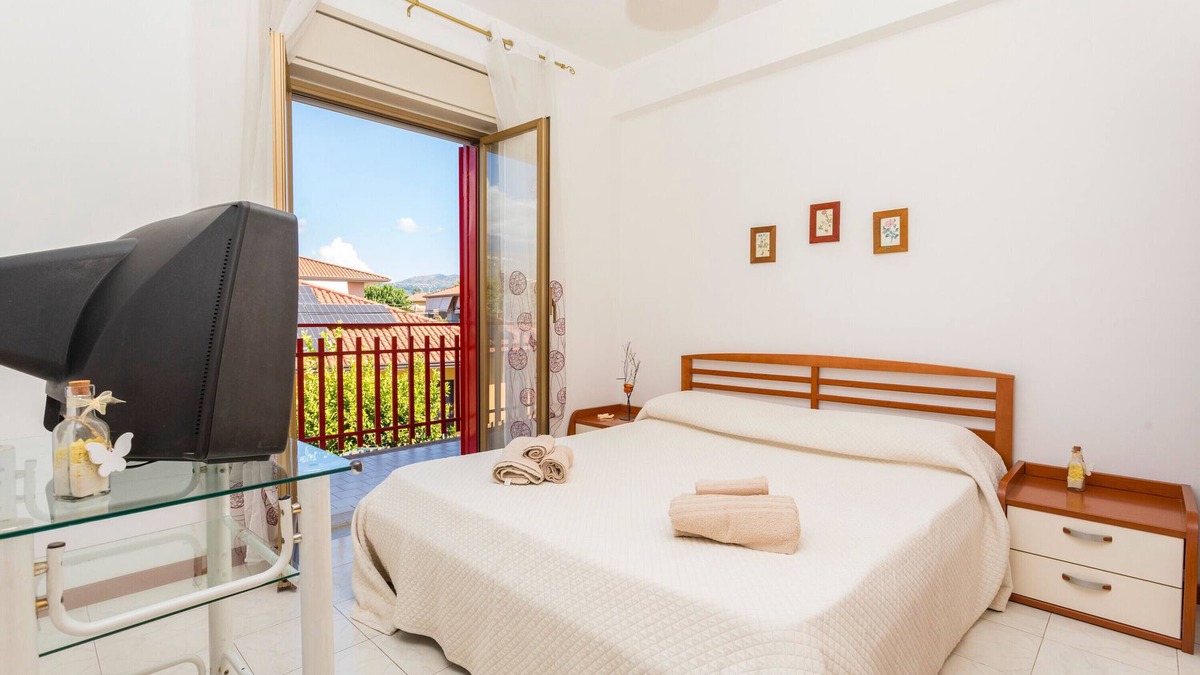 Fondachello Apartment | Apartment 'Mamma Maria' with Mountain View and Balcony