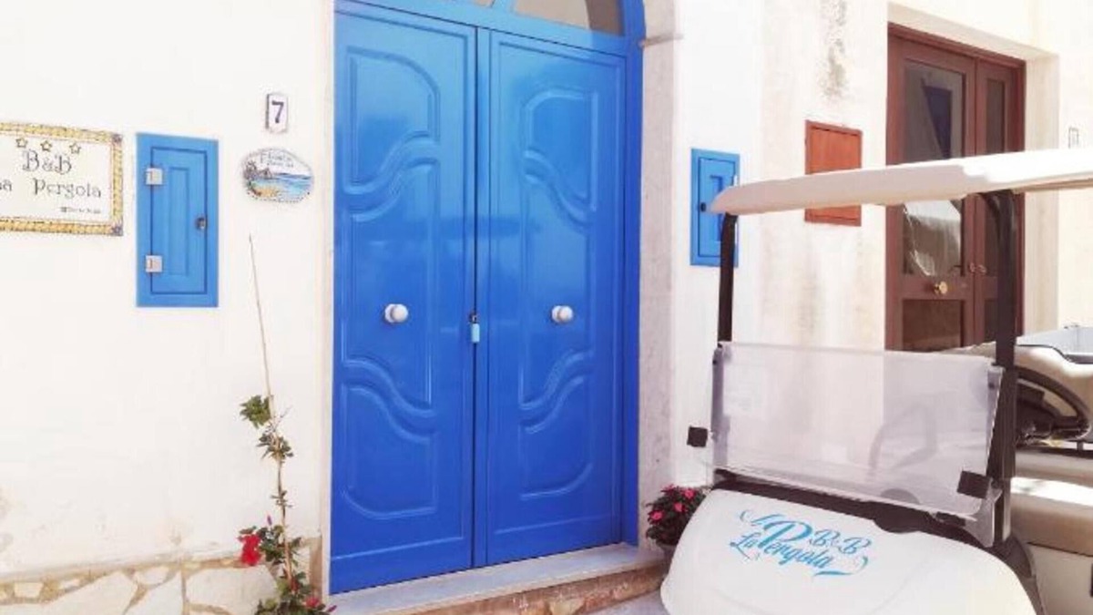 Marettimo Apartment | Apartment 'Marettimo Con Vista Giardino' with Private Garden, Wi-Fi and Air Conditioning