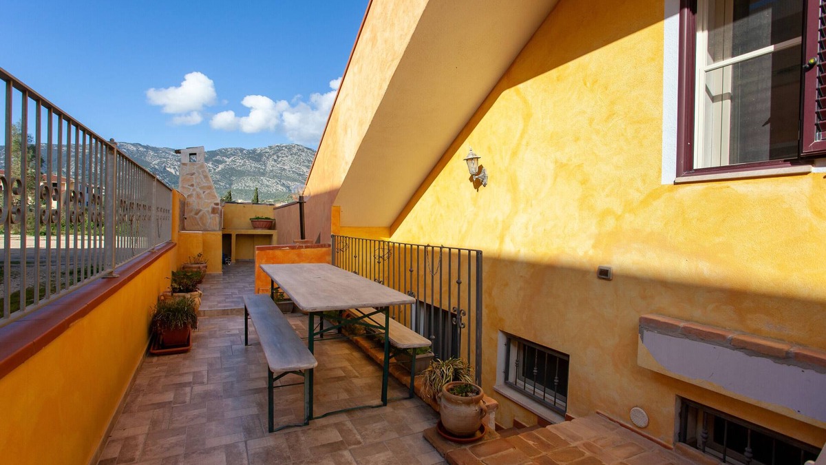 Orosei Apartment | Apartment "Mariposa" with Mountain View, Shared Terrace & Wi-Fi