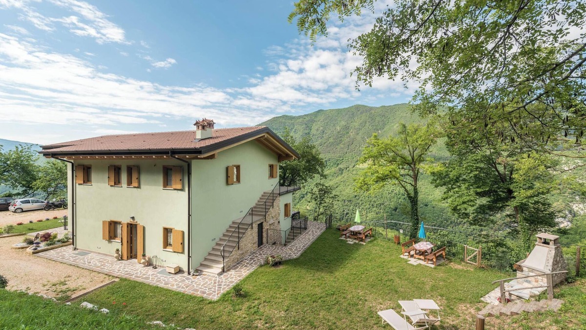Tremosine Apartment | Apartment "Nonno Bigi Rosa" with Mountain View, Wi-Fi & Garden