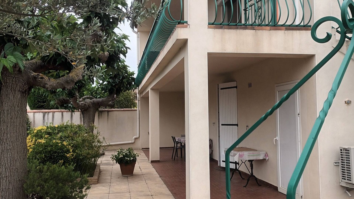 Aigues-Mortes Apartment | Apartment near Aigues-Mortes center, quiet, shaded terrace, closed parking.