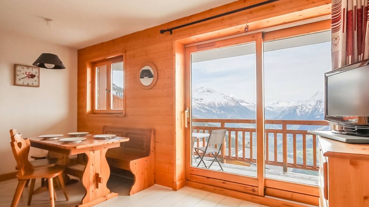 Les Eucherts Apartment | Apartment near the slopes with free WIFI and balcony