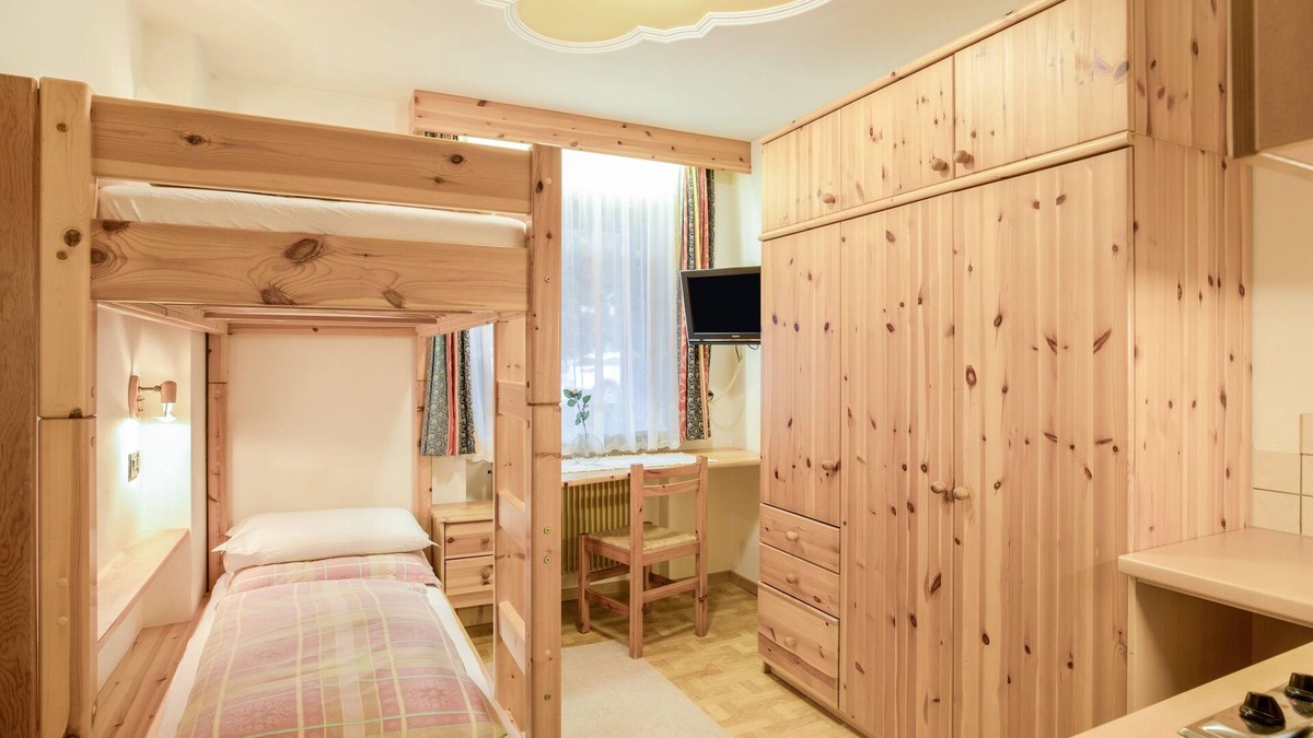 Colfosco Apartment | Apartment near the ski slopes with Wi-Fi, garden and terrace