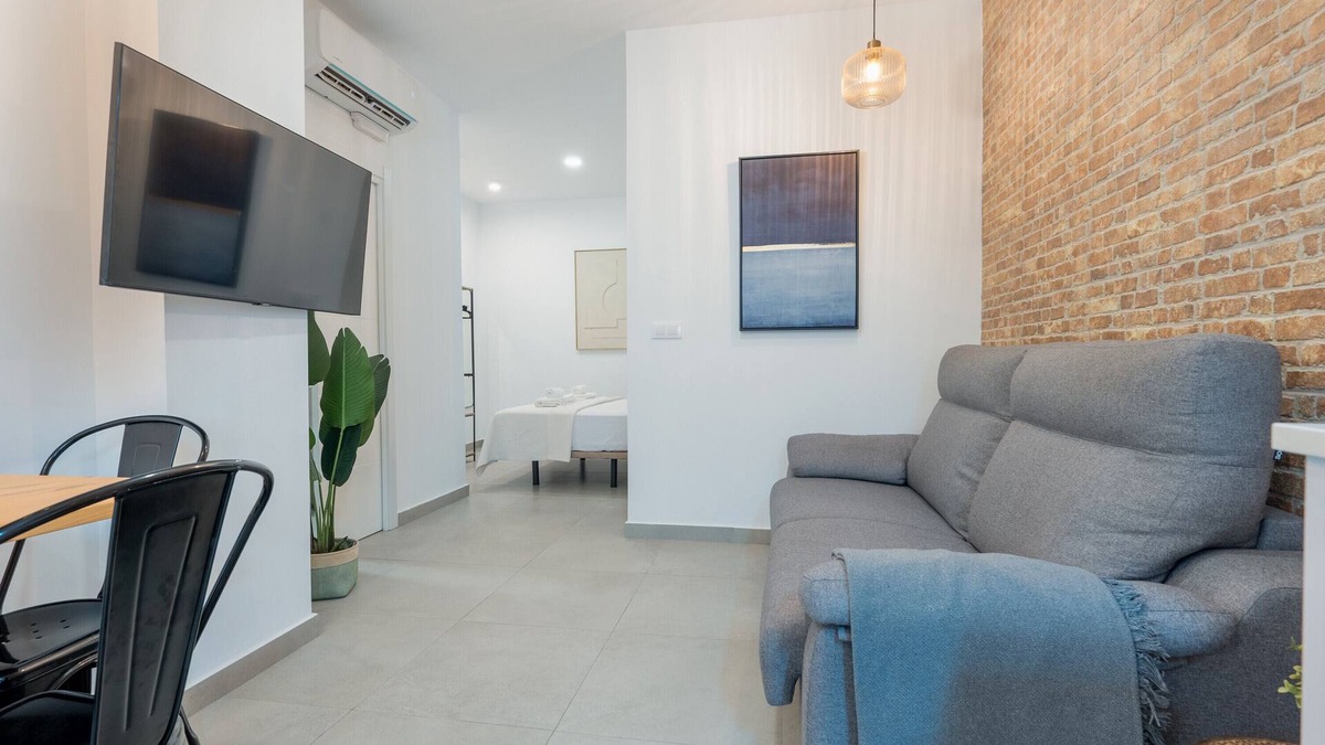 San Carlos-Tartessos Apartment | Apartment 'New Cozy Next To Sta 2' with Wi-Fi and Air Conditioning