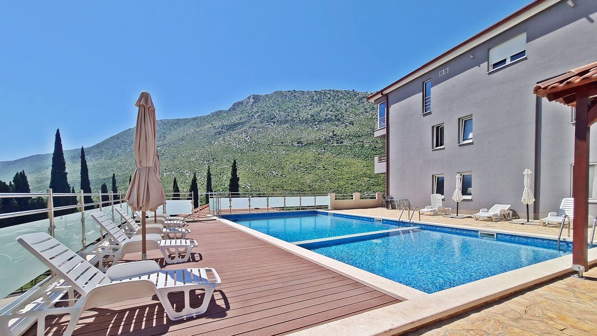 Zrnovnica Apartment | Apartment no. 4 with swimming pool