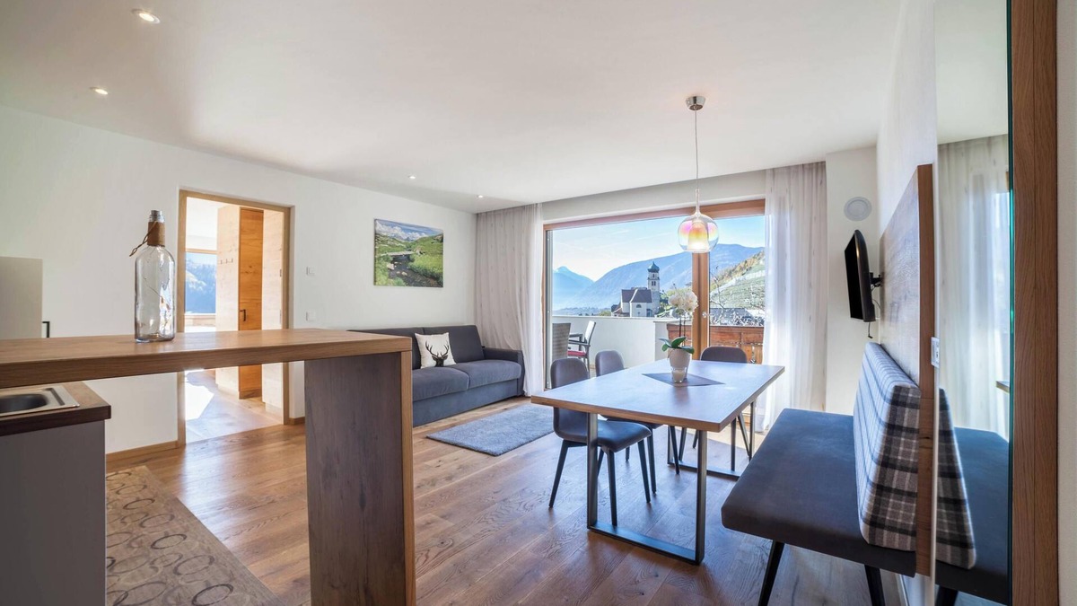 Rifiano Apartment | Apartment Oberegghof Ifinger with Mountain View and Wi-Fi